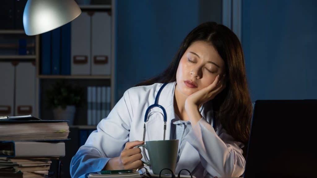 is-it-ok-to-drink-decaf-coffee-at-night-4-amazing-facts